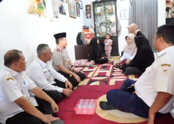 TAKJIAH - Bupati Pandeglang Raden Dewi Setiani didampingi Plt Asda III Setda Pandeglang TB. Nandar Suptandar, Sekda Pandeglang Asep Rahmat, dan Kapolres Pandeglang AKBP Dhyno Indra Setyadi, takjiah ke rumah duka korban laka lantas akibat jalan rusak, Rabu (28/1/2026). (ISTIMEWA)