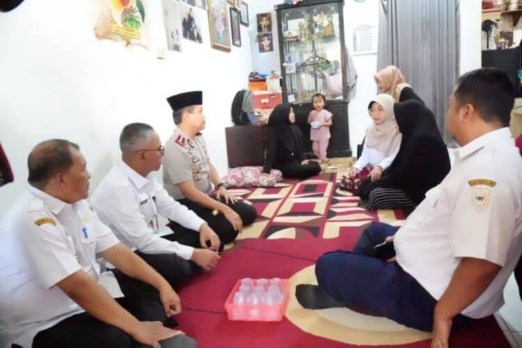 TAKJIAH - Bupati Pandeglang Raden Dewi Setiani didampingi Plt Asda III Setda Pandeglang TB. Nandar Suptandar, Sekda Pandeglang Asep Rahmat, dan Kapolres Pandeglang AKBP Dhyno Indra Setyadi, takjiah ke rumah duka korban laka lantas akibat jalan rusak, Rabu (28/1/2026). (ISTIMEWA)