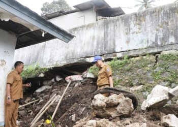 PEMBANGUNAN TPT - Dinas Pekerjaan Umum dan Penataan Ruang (DPUPR) Kabupaten Serang, membangun kembali Tembok Penahan Tanah (TPT) Kantor Kecamatan Ciomas, tepatnya di Kampung Kurung Kotok, Desa Panyaungan Jaya, Rabu (28/1/2026). (ISTIMEWA)