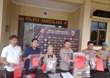 Kapolres Pandeglang AKBP Dhyno Indra Setyadi, menggelar Konferensi Pers kasus pembobolan waralaba, di depan Mapolres setempat, Kamis (29/1/2026). (ISTIMEWA)