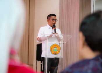 MENYAMPAIKAN SAMBUTAN : Gubernur Banten Andra Soni, menyampaikan sambutan diacara seminar nasional. (ISTIMEWA)