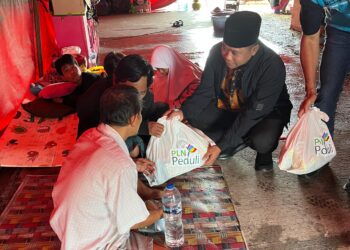 SALURKAN BANTUAN - Wakil Ketua DPRD Kabupaten Serang, Abdul Gofur, saat menyalurkan bantuan bencana, di Binuang, Kamis (29/1/2026). (ISTIMEWA)