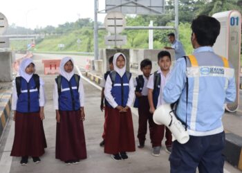 Salahseorang perwakilan PT Wika Serang-Panimbang saat memberikan arahan kepada siswi sekolah dasar di gerbang pintu Tol Rangkasbitung. (ISTIMEWA)