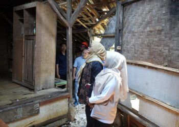 Bupati Pandeglang Raden Dewi Setiani, sambangi korban terdampak Putting Beliung di Kampung Namprak dan Kampung Cente, Desa Mendung, Kecamatan Cibaliung, Sabtu (31/1/2026). (ISTIMEWA)