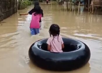 Akibat luapan aliran air Sungai Cilemer, ratusan warga di Desa Idaman, Kecamatan Patia, Kabupaten Pandeglang, rumahnya terendam dan aktivitasnya terganggu. (ISTIMEWA)