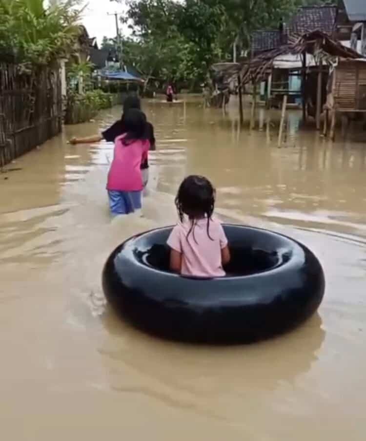 Akibat luapan aliran air Sungai Cilemer, ratusan warga di Desa Idaman, Kecamatan Patia, Kabupaten Pandeglang, rumahnya terendam dan aktivitasnya terganggu. (ISTIMEWA)