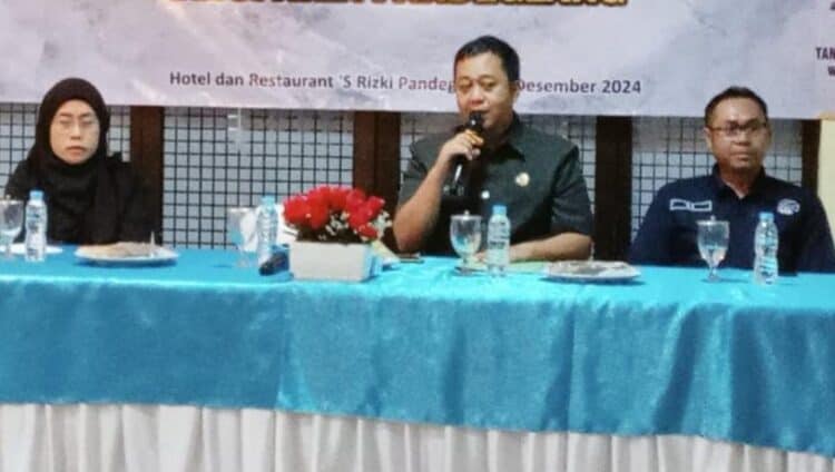 PEMBINAAN - Kepala Diskominfosantik Kabupaten Pandeglang, TB. Nandar Suptandar (tengah), sedang melakukan pembinaan terhadap KIM, beberapa waktu lalu. (ISTIMEWA)