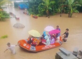 Warga Desa Idaman, Kecamatan Patia, Kabupaten Pandeglang, diungsikan ke Musola ArRahman, yang dianggap lebih aman, Senin (12/1/2026). Karena, genangan air terus meningkat antara 60 cm - 70 cm. (ISTIMEWA)