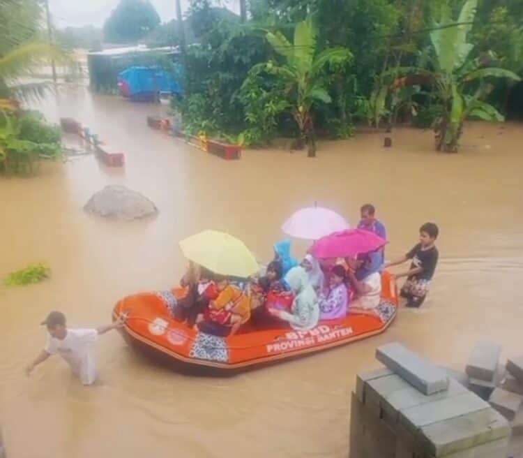 Warga Desa Idaman, Kecamatan Patia, Kabupaten Pandeglang, diungsikan ke Musola ArRahman, yang dianggap lebih aman, Senin (12/1/2026). Karena, genangan air terus meningkat antara 60 cm – 70 cm. (ISTIMEWA)