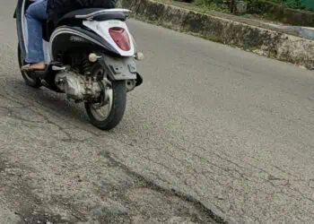 JALAN RUSAK - Jalan Nasional dan Provinsi di Kabupaten Pandeglang, dikeluhkan pengendara baik pengendara sepeda motor maupun mobil. Karena, banyak yang berlubang dan berpotensi memicu kecelakaan lalu lintas (laka lantas), Minggu (18/1/2026). (MARDIANA/SATELITNEWS.COM)