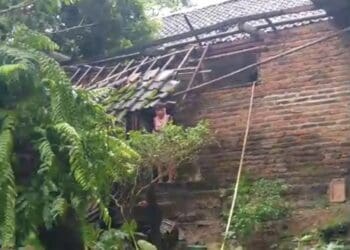 RUMAH RUSAK - Cuaca ekstrem melanda, sejumlah rumah di Kampung Kadu Aceng, Desa Ciodeng, Kecamatan Sindangresmi, Kabupaten Pandeglang, rusak dihantam angin kencang, Rabu (21/1/2026). (ISTIMEWA)