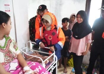 Bupati Pandeglang Raden Dewi Setiani, kunjungi ibu hamil yang melahirkan ditengah kondisi darurat banjir, usai menyalurkan bantuan kedaruratan bagi korban terdampak banjir di Desa Idaman, Kecamatan Patia, Kamis (22/1/2026). (ISTIMEWA)