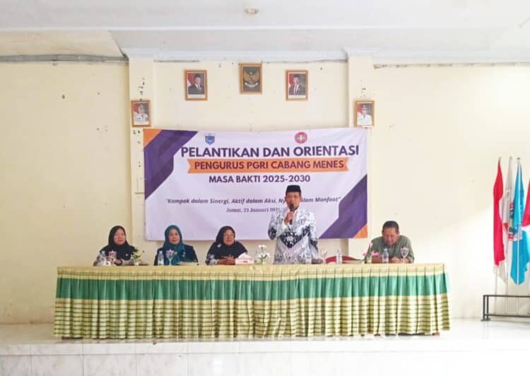 PGRI Kecamatan Menes, menggelar pelantikan pengurus, oleh Ketua PGRI Kabupaten Pandeglang, Sutoto. (ISTIMEWA)