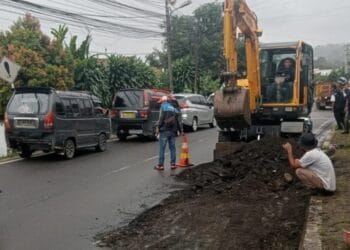 Jalan Raya Gardu Tanjak - Majasari, Kabupaten Pandeglang, yang merupakan jalur Provinsi, dalam perbaikan, beberapa waktu lalu. (ISTIMEWA)