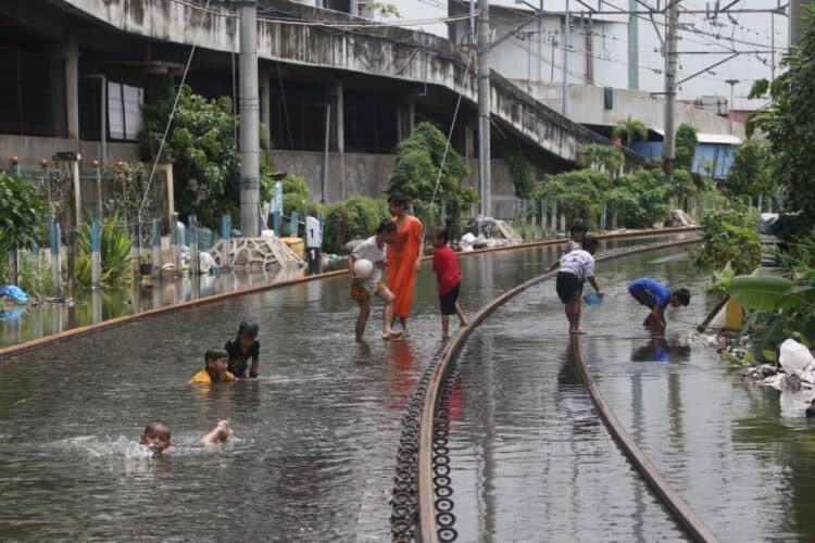 Dikepung Banjir, PT KAI Batalkan 82 Perjalanan