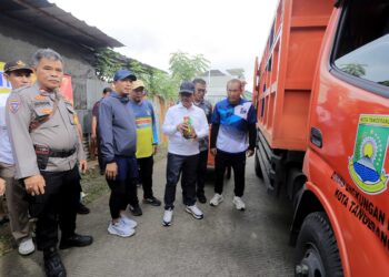 Pemkot Tangerang Serahkan Armada Pengangkut Sampah Kepada Masyarakat Petir