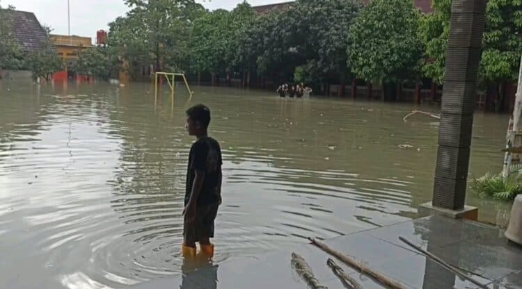 Hujan Deras dan Tanggul Jebol, Lima SMP di Kabupaten Tangerang Kebanjiran