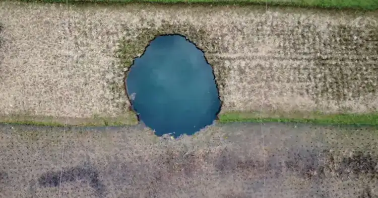 Sinkhole Adalah? Penyebab Terjadinya Lubang Tanah Ambles