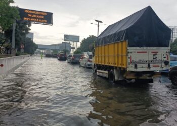Hujan Deras Rendam Akses menuju Bandara Soekarno-Hatta