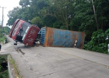 Truk tronton terguling, dan menutupi jalan di jalur Lintas AMD, tepatnya di Kampung Jaliti Kelurahan Kabayan, Kecamatan Pandeglang, Rabu (7/1/2026) malam. (ISTIMEWA)