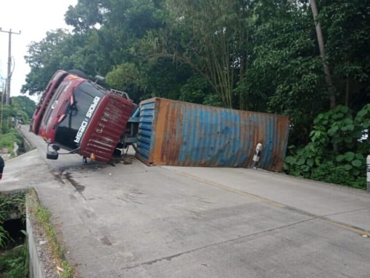 Truk tronton terguling, dan menutupi jalan di jalur Lintas AMD, tepatnya di Kampung Jaliti Kelurahan Kabayan, Kecamatan Pandeglang, Rabu (7/1/2026) malam. (ISTIMEWA)