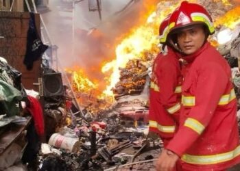 Kebakaran Lapak Rongsokan di Ciledug Picu Kepanikan Warga