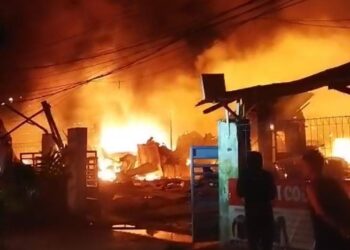 Sebuah Resto dan Lapak Limbang di Jalan Galeong Karawaci Terbakar Hebat