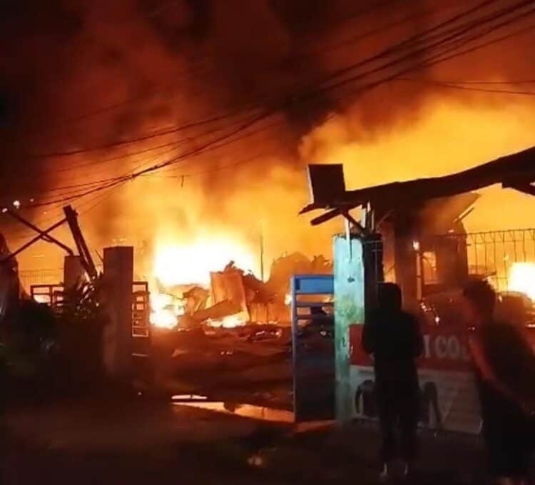 Sebuah Resto dan Lapak Limbang di Jalan Galeong Karawaci Terbakar Hebat