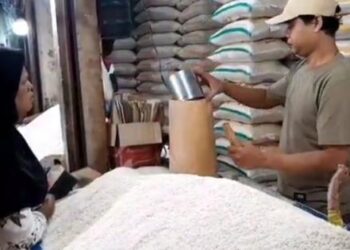 Pedagang beras di Pasar Badak Pandeglang, sedang menjajakan dagangannya. (ISTIMEWA)