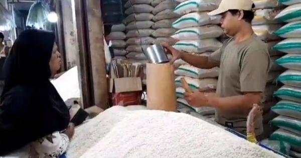Pedagang beras di Pasar Badak Pandeglang, sedang menjajakan dagangannya. (ISTIMEWA)