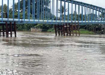Warga Was-was, Penyangga Pipa Raksasa PDAM di Atas Sungai Cisadane Terlihat Doyong