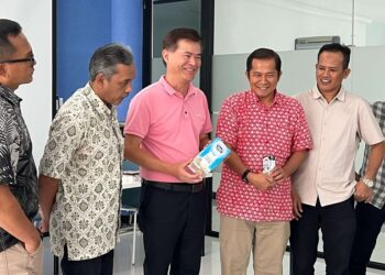Direktur Utama PT LamiPak Indonesia Hongbiao Li dan Tim Juri, saat peluncuran secara resmi ajang AJL 2026 di pabrik prousen kemasan aseptik itu, di Cikande, Kabupaten Serang, Selasa (20/01/2026).
