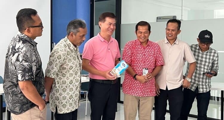 Direktur Utama PT LamiPak Indonesia Hongbiao Li dan Tim Juri, saat peluncuran secara resmi ajang AJL 2026 di pabrik prousen kemasan aseptik itu, di Cikande, Kabupaten Serang, Selasa (20/01/2026).