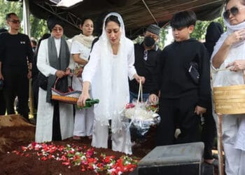Suasana Pemakaman Lucky Widja Penuh Haru
