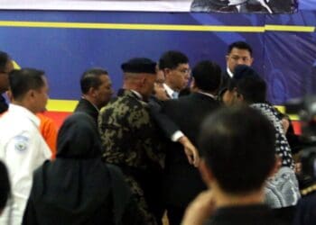 Sempat Oleng, Menteri KKP Pingsan Saat Upacara Penghormatan Korban ATR 42-500
