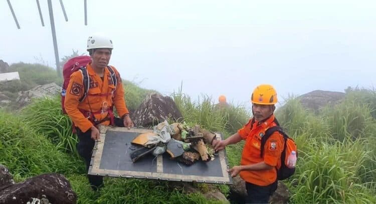 Pesawat ATR Hancur di Puncak Gunung, Satu Korban Ditemukan