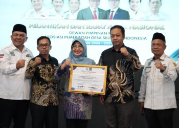 TERIMA PENGHARGAAN - Bupati Pandeglang Raden Dewi Setiani, diganjar penghargaan dari Kementerian Desa dan Pembangunan Daerah Tertinggal (Kemendes PDT) RI, atas kontribusi besarnya dalam mendukung penguatan tata kelola pemerintahan desa dan percepatan pembangunan desa. (ISTIMEWA)