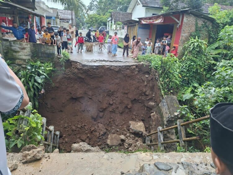 Jembatan lintasan di Desa Sinarjaya, Kecamatan Mandalawangi, Kabupaten Pandeglang, ambruk total, Sabtu (31/1/2026) sore. (ISTIMEWA)
