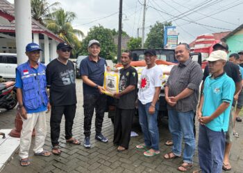 Pemkab Serang di bawah kepemimpinan Bupati Ratu Rachmatuzakiyah, berkolaborasi dengan DPRD Kabuapaten Serang, memberikan bantuan kepada warga yang terkena dampak banjir, Minggu (1/2/2026). (ISTIMEWA)