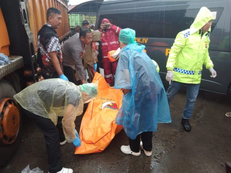 Seorang sopir truk, Adi Ramdani (25) ditemukan tewas dengan kondisi gantung diri di samping truknya di Rest Area Bogeg, Cipocok Jaya, Kota Serang, Minggu (1/2/2026). (ISTIMEWA)