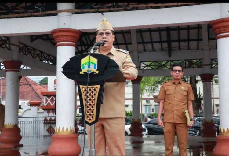 Asisten Administrasi Umum (ASDA III) Kusna Ramdani saat memberikan arahan pada apel pagi, Senin (2/2/2026) di Alun-Alun Barat Kota Serang. (ISTIMEWA)