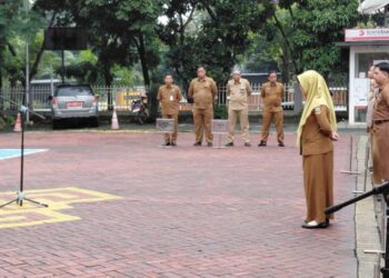 MEMIMPIN APEL : Kepala BPKAD Provinsi Banten Mahdani (kiri), memimpin apel di halaman kantor tersebut. (ISTIMEWA)