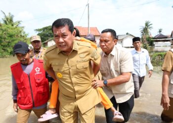 Tinjau Banjir di Desa Jenggot, Bupati Tangerang Gendong Bocah