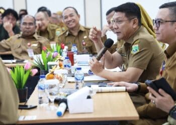 MEMIMPIN RAKOR : Sekda Banten Deden Apriandhi (memegang mic) memimpin rakor pencegahan korupsi. (ISTIMEWA)