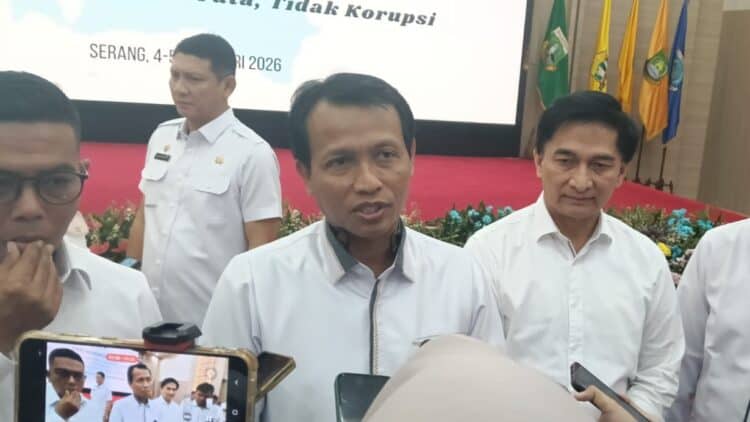 MENYAMPAIKAN KETERANGAN : Direktur Koordinasi dan Supervisi Wilayah II KPK RI Bahtiar Ujang menyampaikan keterangan kepada wartawan. (ADIB FAHRIE/SATELITNEWS.COM)