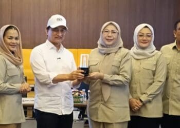 MEMBERIKAN CINDERA MATA : Wagub Banten Achmad Dimyati Natakusumah memberikan cindera mata kepada Wakil Ketua Komisi X DPR RI Himmatul Aliyah. (ADIB FAHRIE/SATELITNEWS.COM)