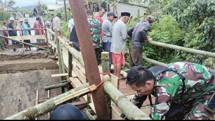 BANGUN JEMBATAN SEMENTARA – Untuk mendukung kelancaran akses masyarakat, anggota TNI Koramil 0105/Mandalawangi Kodim 0601/Pandeglang, turun tangan membangun jembatan sementara penghubung Desa Sinarjaya – Panjangjaya, Kecamatan Mandalawangi, Kabupaten Pandeglang, Rabu (4/2/2026). (ISTIMEWA)
