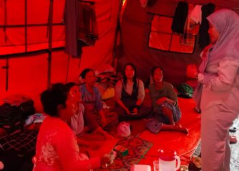 SAMBANGI PENGUNGSI - Anggota Komisi IV DPRD Kabupaten Serang, Desi Ferawati, turun langsung mendatangi para pengungsi. (ISTIMEWA)