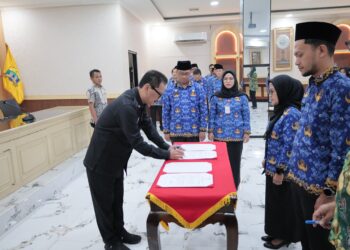 Sekda Kota Serang Nanang Saefuddin melantik 9 pejabat struktural dan 34 pejabat fungsional di lingkungan Bapperida dan Inspektorat Kota Serang yang dilaksanakan di Aula Setda lantai 1 Puspemkot Serang, Kamis (5/2/2026). (ISTIMEWA)