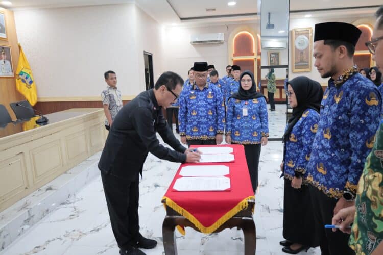 Sekda Kota Serang Nanang Saefuddin melantik 9 pejabat struktural dan 34 pejabat fungsional di lingkungan Bapperida dan Inspektorat Kota Serang yang dilaksanakan di Aula Setda lantai 1 Puspemkot Serang, Kamis (5/2/2026). (ISTIMEWA)